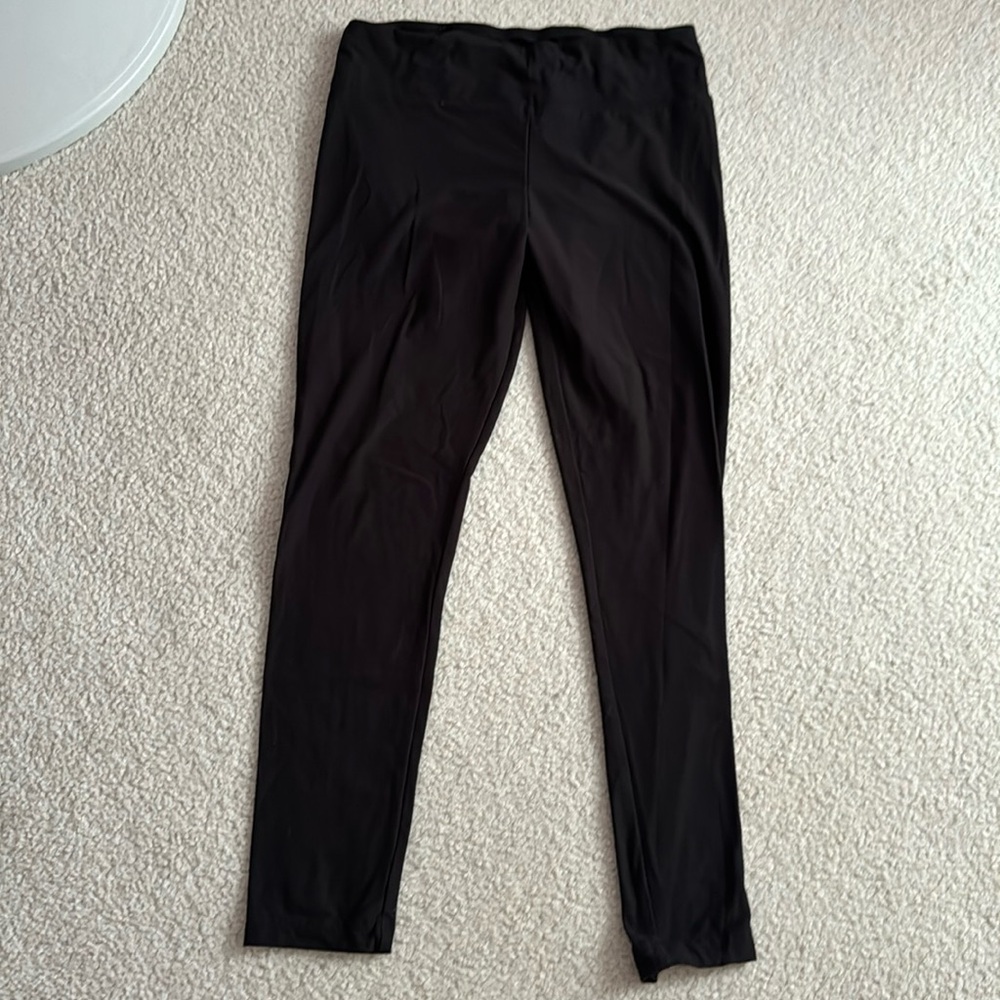 Black cotton leggings.